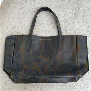Ampersand as Apostrophe camouflage tote